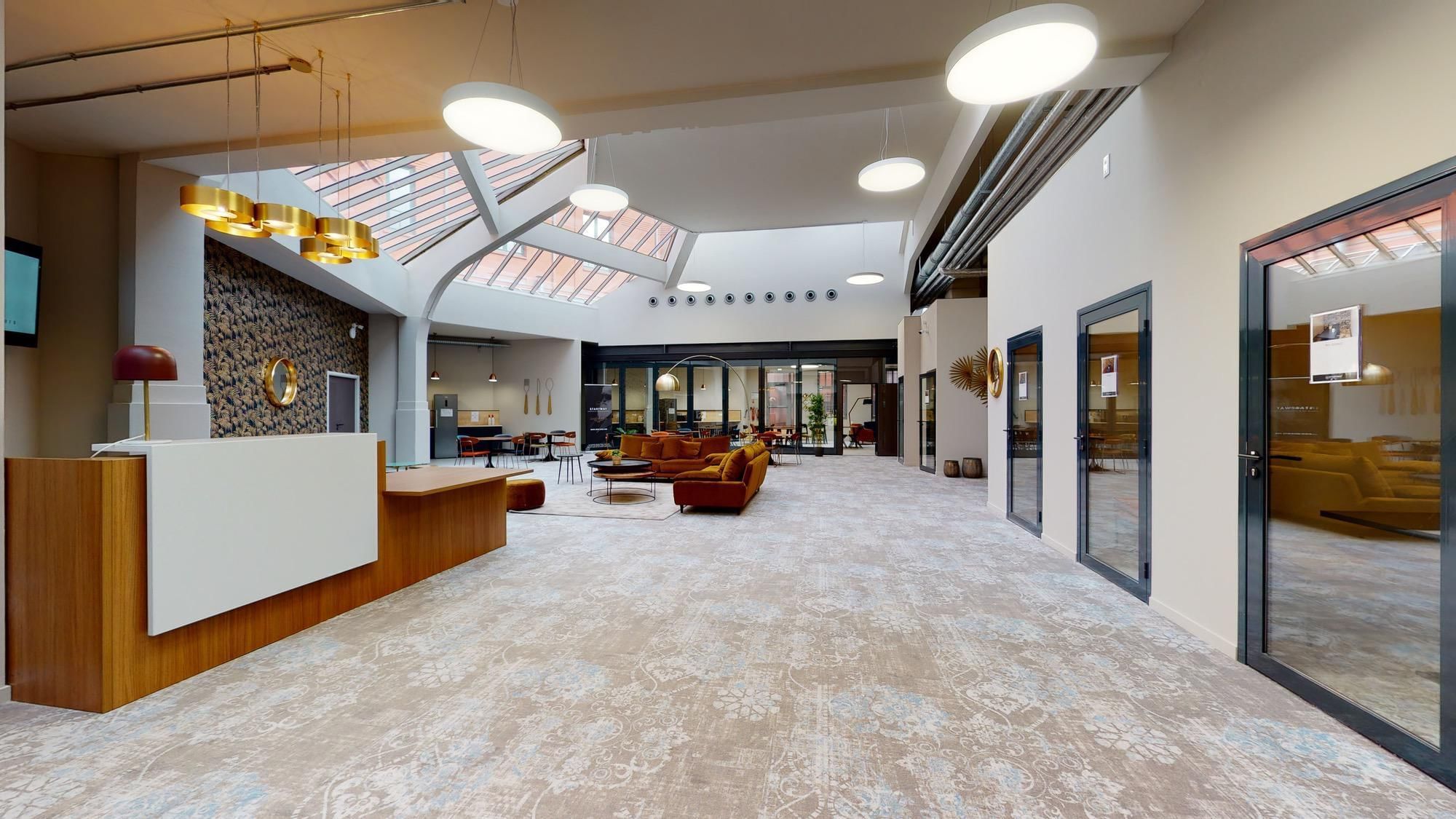 Hot Desk — Mitwit Nice Gare, Nice