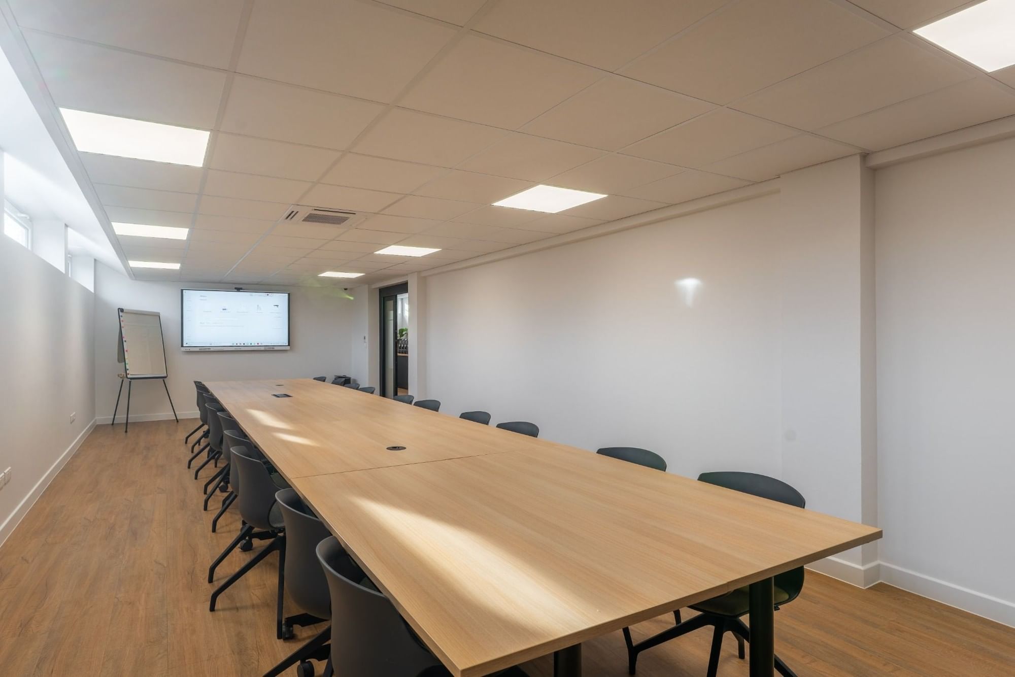 Salle de réunion BORNEO 14PAX — Buro Club Strasbourg - Mundolsheim, Hœrdt