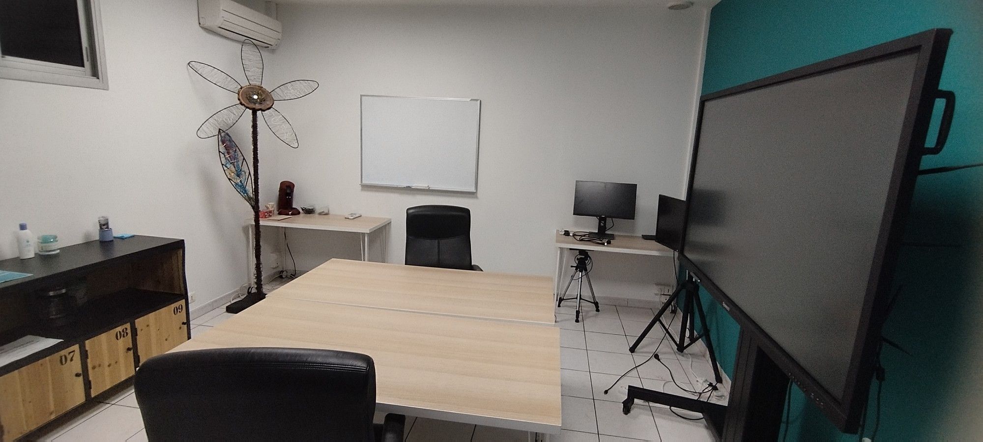 Petite salle de réunion — Locaux Motiv' Miramas, Salon-de-Provence