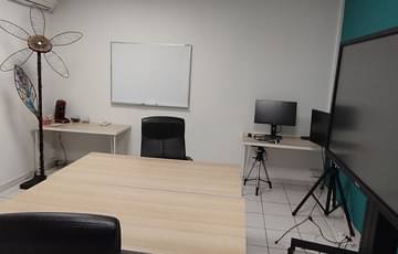 Petite salle de réunion — Locaux Motiv' Miramas, Salon-de-Provence