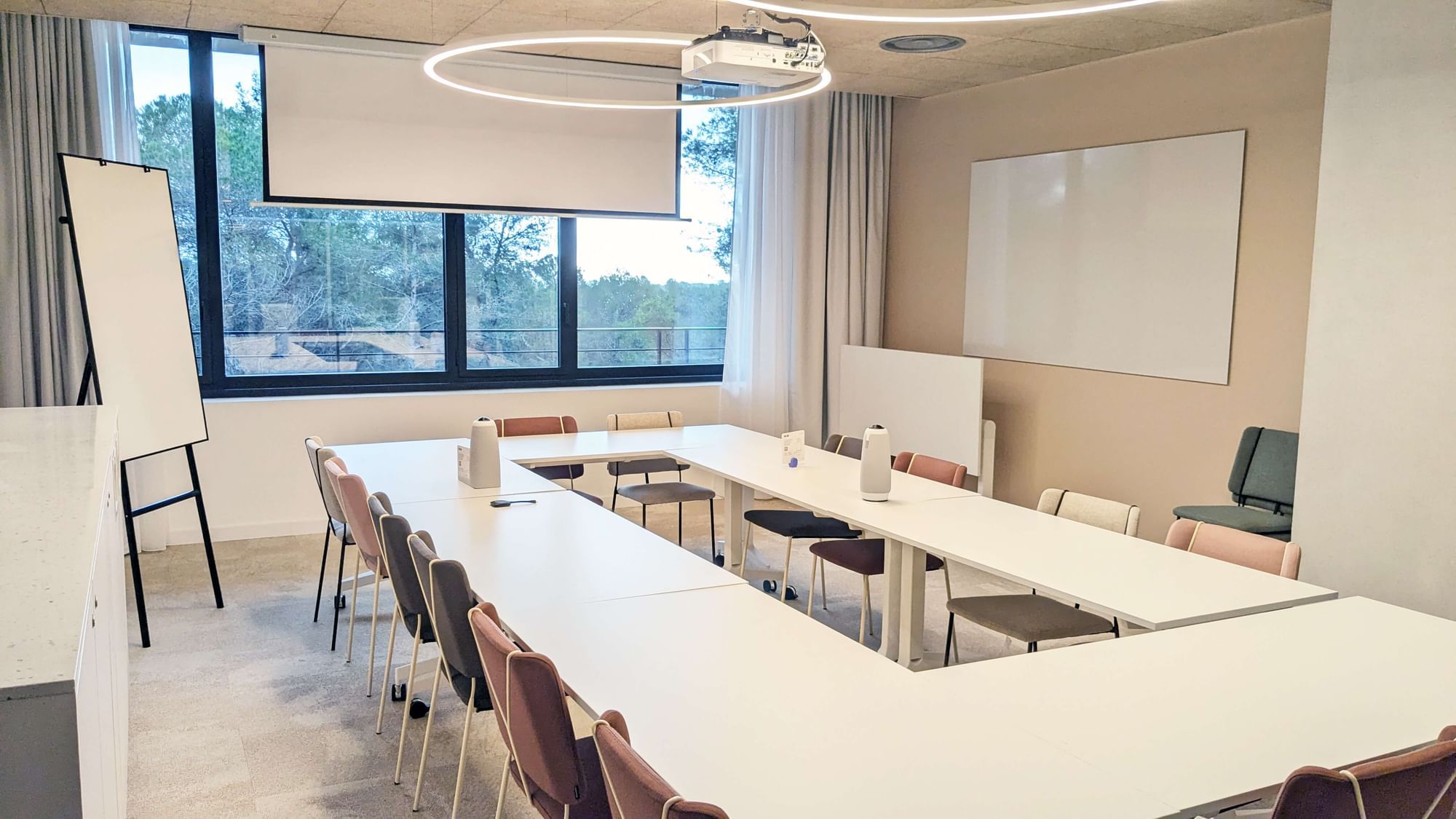 Salle de réunion Bronze — Newton Offices Sophia Antipolis, Sophia Antipolis