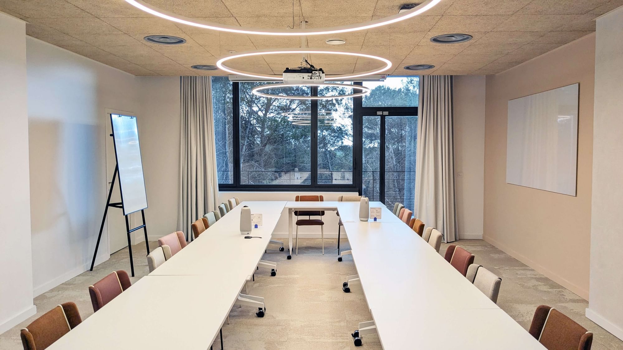 Salle de réunion Argent — Newton Offices Sophia Antipolis, Sophia Antipolis