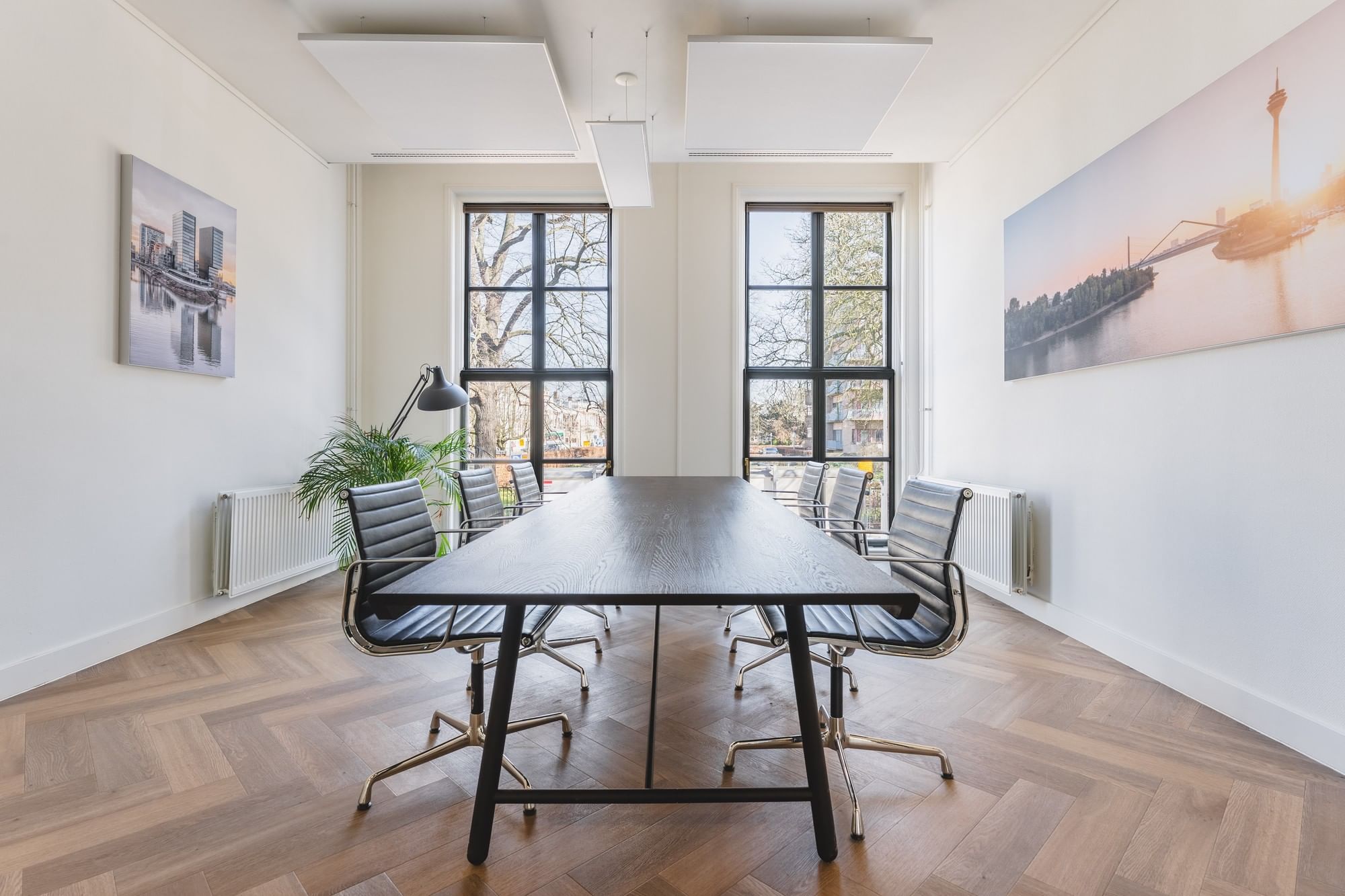 Meeting Room — Young Workspaces Zeestraat, Rotterdam