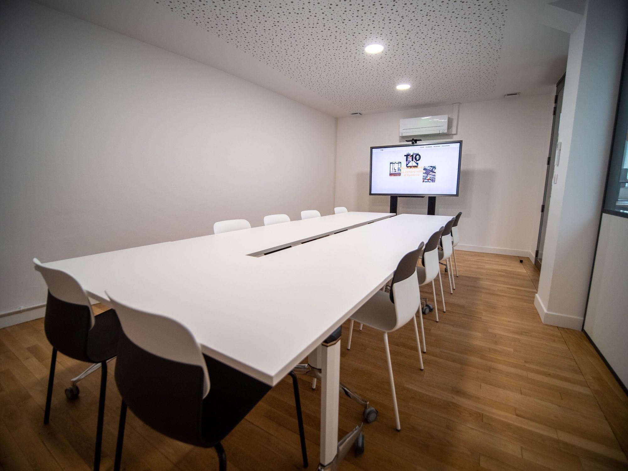 Salle de réunion 12 personnes — T10, Auxerre