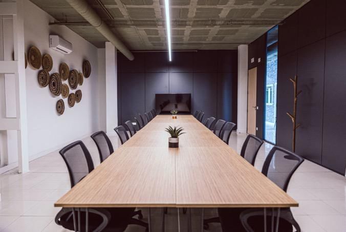 Salle 25 personnes + terrasse — Bureaux & Co Aix en Provence Crossroad, Salon-de-Provence