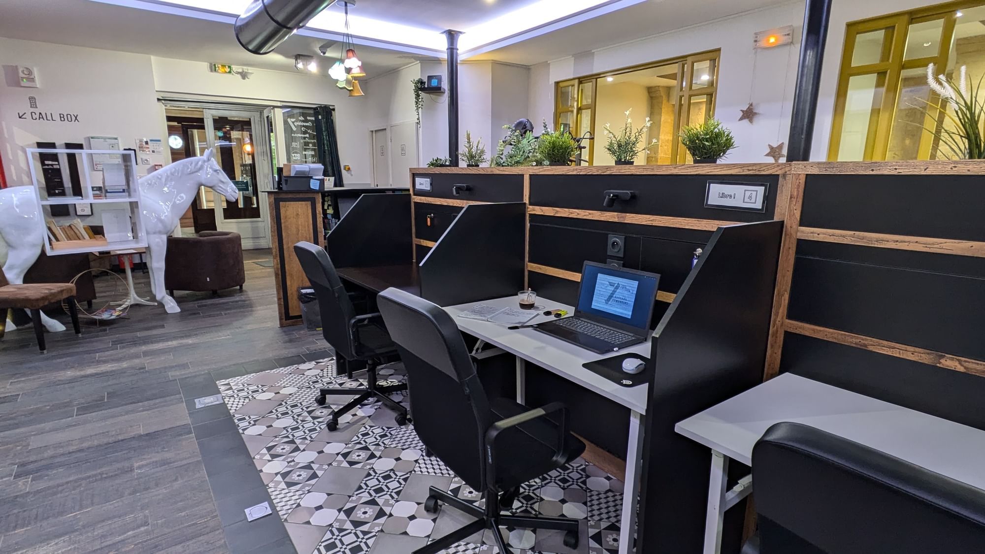 Bureau nomade en open space — Seven Coworking, Bordeaux