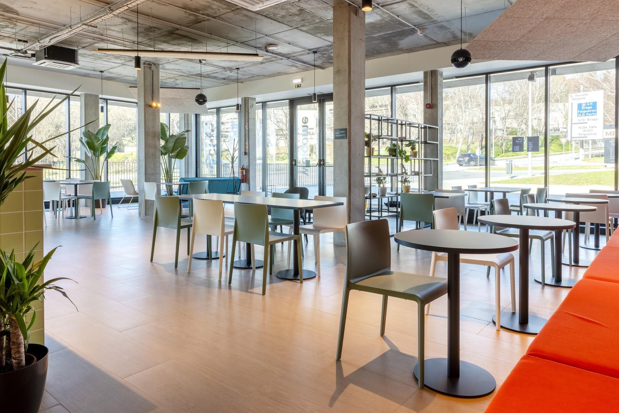 Hot Desk — Sitio Work Guimarães, Braga