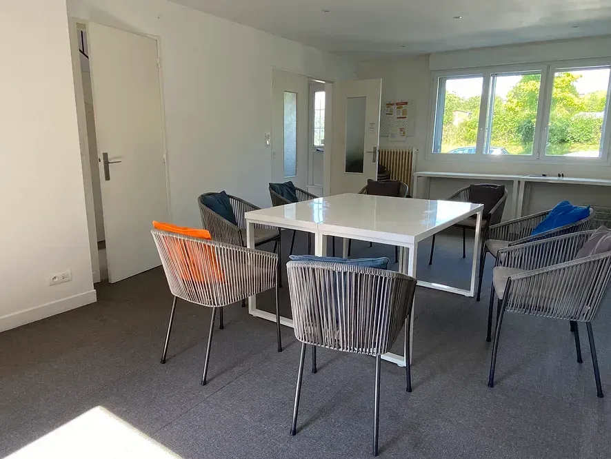 Salle de réunion 8/12 personnes — La Maison des Possibles, Saint-Herblain